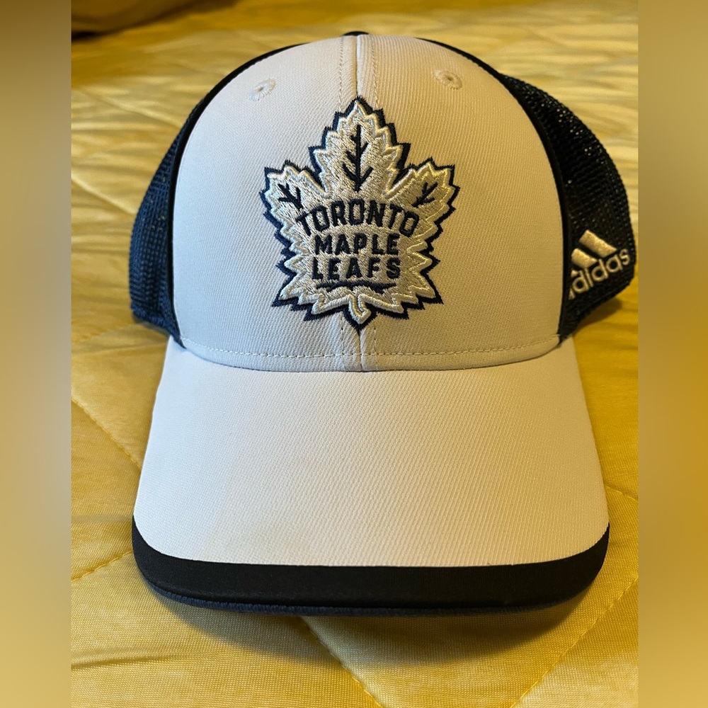Toronto maple leafs adidas hat men’s small/medium navy outdoor game